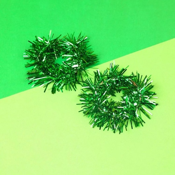 🎄 Awesome Shiny Tinsel Hoop Earrings 🎄 - Picture 1 of 5